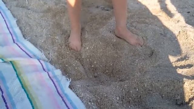 Игры в песке на пляже, море, отдых, закопаем ноги в песок. смотреть онлайн