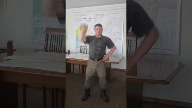 Мэр Красноярска Сергей Еремин поднимает гирю 75 раз смотреть онлайн