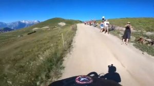 Крутой спуск на горном велосипеде. Альпы. Сумасшедшая гонка на велосипедах. Опасные гонки в горах.