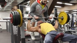 Очень эффективное упражнение для развития грудных мышц! Жим штанги на наклонной скамье.