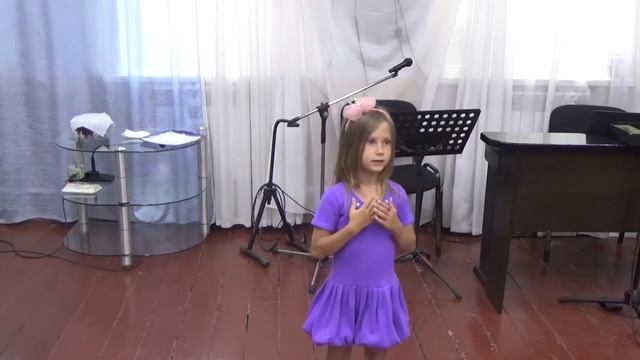 Песня: "Я люблю природу Божию и семью" (Ангелина Хохрячкина) смотреть онлайн