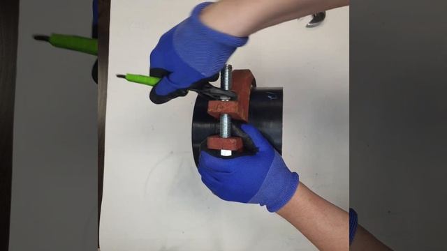 Соединение ПНД труб ДУ150 шарнирным хомутом с болтом | БРС ПНД -150 смотреть онлайн