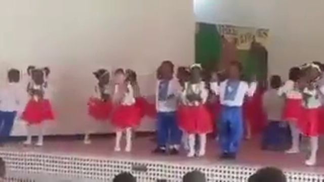 Сеть повеселил танец в вышиванках детей из Намибии смотреть онлайн