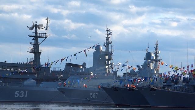 Швартовка военного корабля в Кронштадте ... смотреть онлайн