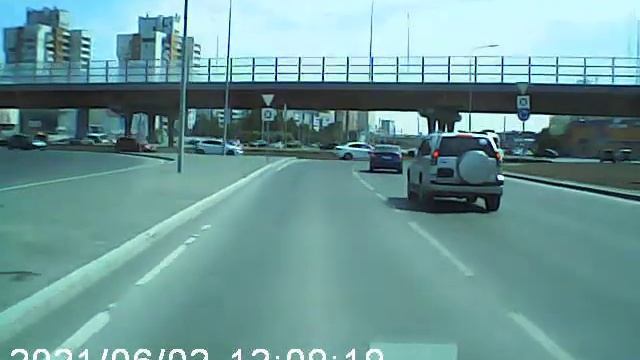 Движение по кольцу Мельникайте - Широтная в Тюмени смотреть онлайн
