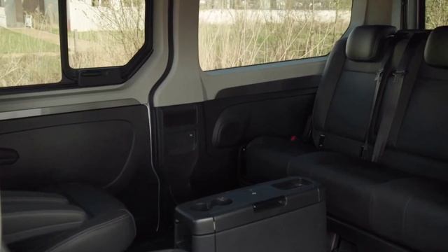 2024 Mercedes V-Class vs 2024 VW T7 Multivan vs 2024 Renault Trafic SpaceClass vs Peugeot Traveller смотреть онлайн