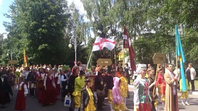 Парад участников фестиваля "Золотая Пчёлка 2012" смотреть онлайн