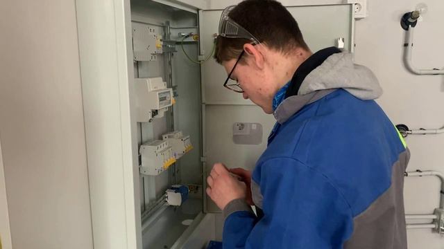 Электрики.mp4 смотреть онлайн