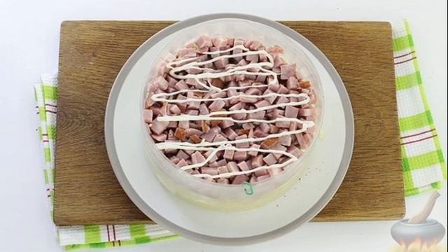 Слоёный салат с ветчиной, картофелем, помидорами, шампиньонами и яйцами смотреть онлайн