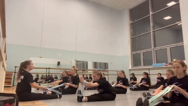 Театр танца «Релакс». Использование резинки для растяжки на занятиях хореографией смотреть онлайн