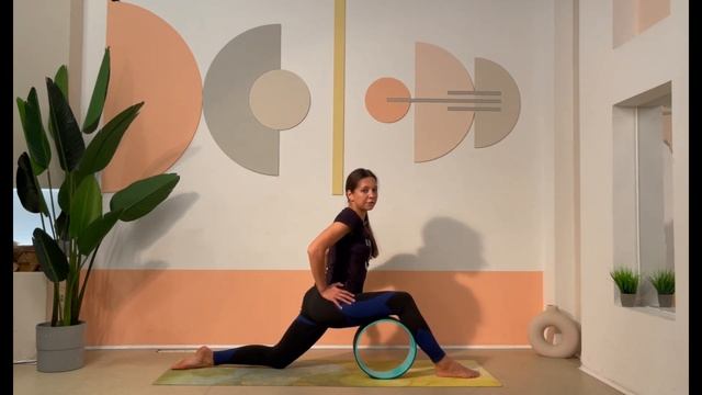 Колесо для йоги, практика с акцентом на прогибы смотреть онлайн