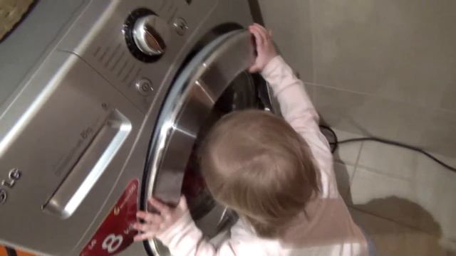 Девочка в годик сама стирает белье.Илария стирает.12мес смотреть онлайн