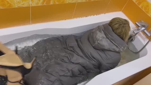 Miss Viki bathes in her winter clothes смотреть онлайн