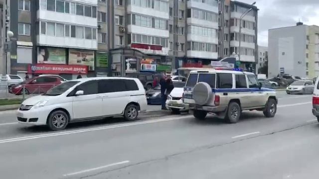 Три автомобиля столкнулись в Южно-Сахалинске по вине неадекватного водителя "Яндекс.Такси" смотреть онлайн