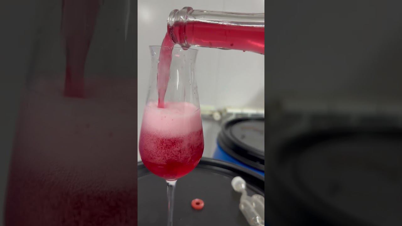 Кто там хотел пенку? Это петнат из Чарли. Яркий и чистый аромат смородины . Напоминает каберне фран смотреть онлайн