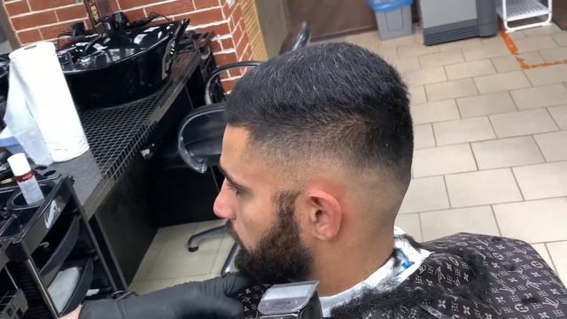 ДЕЛАЕМ ПРИЧЕСКУ ФЕЙД И ОФОРМЛЯЕМ БОРОДУ. смотреть онлайн