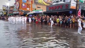 Российские моряки маршируют по щиколотку в воде на параде в Таиланде