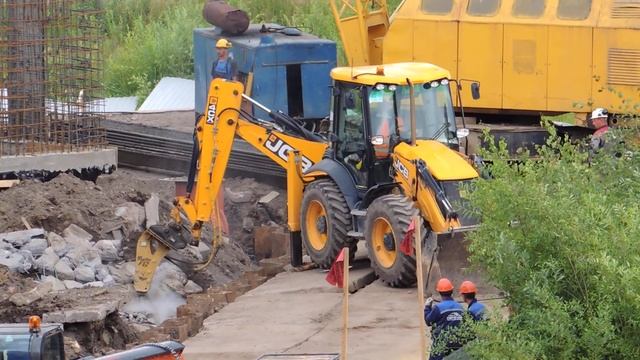 Экскаватор погрузчик с гидромолотом работал, делал демонтаж бетонной плиты, пика застряла в плите. смотреть онлайн