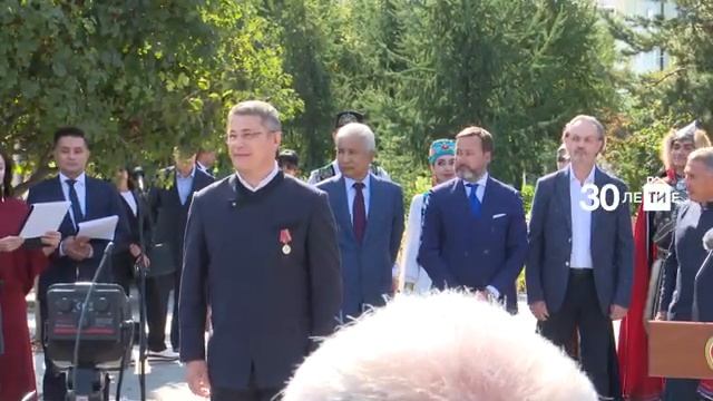 Минниханов и Хабиров открыли в Казани памятник поэту Мустаю Кариму смотреть онлайн