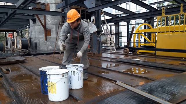 Строитель барабанщик с канистрами смотреть онлайн