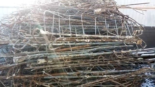 Металлолом. Долбили арматуру, возили домой. смотреть онлайн