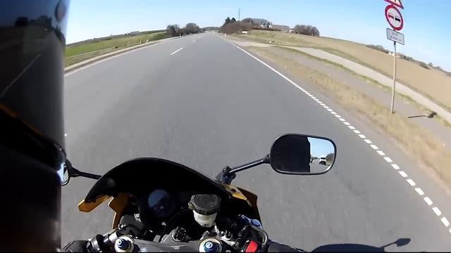 Honda VFR and 750 VS GSXR 750 смотреть онлайн