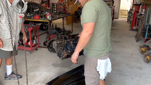 Disassembling the 5.3 LS from our LS swapped 2001 s10 after breaking the 4L60e & prep for heads/cam смотреть онлайн