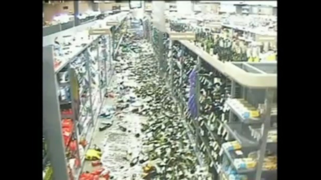 Землетрясение. Кадры из магазина смотреть онлайн