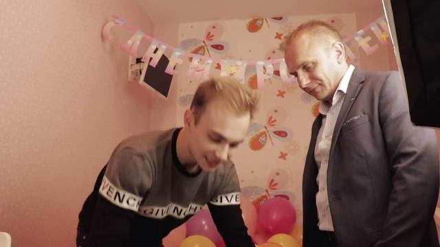 ПОДАРИЛИ РЕБЕНКУ APPLE WATCH вместе С ПАПОЙ ! МЛАДШАЯ СЕСТРА В ШОКЕ ! смотреть онлайн