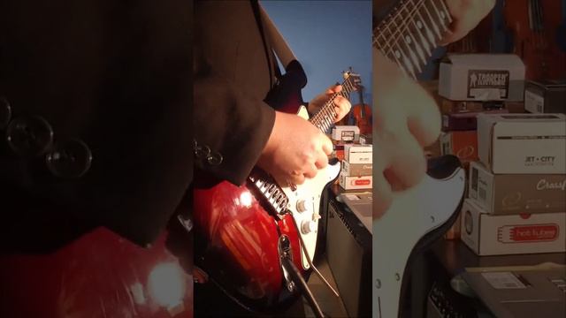 Danelectro '84 Strat - Lipstick Pickup's смотреть онлайн