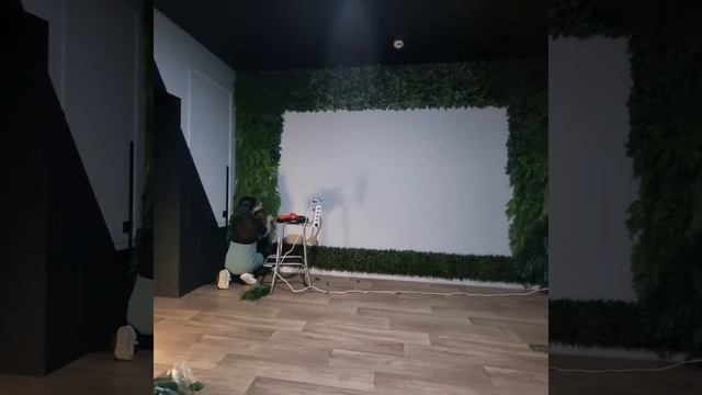 Озеленение стены искусственными растениями. Фитостена. смотреть онлайн