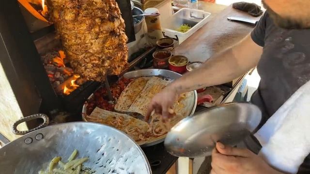 Продавец продает 300 донар - кебабов в день. Удивительная турецкая уличная еда.. смотреть онлайн