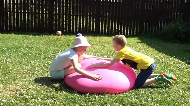 HUGE WATER BALLOON. Amelia and Vytis Playing with Giant Water Balloon. BALLOON EXPLOSION!! смотреть онлайн