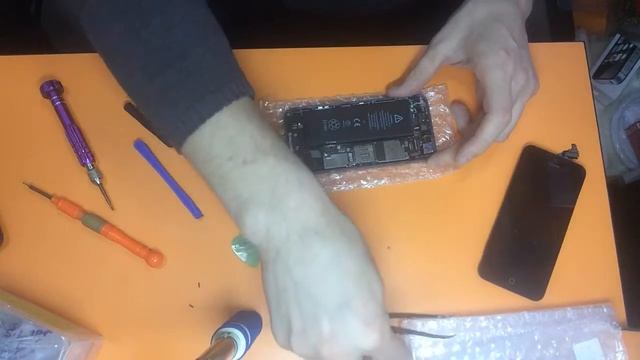 Демонтаж материнской платы Iphone 5 смотреть онлайн