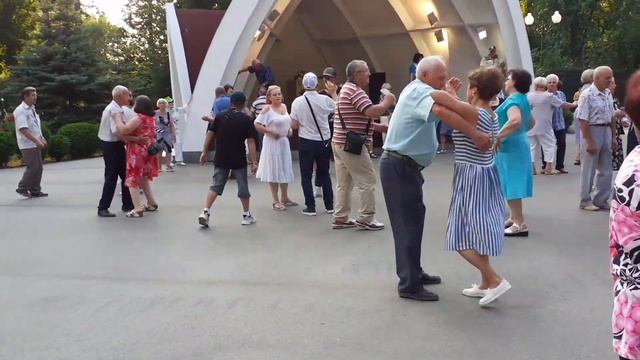 АХ ТЮЛЬПАНЫ, НЕЖНЫЕ ЦВЕТЫ!???/КРАСИВЫЕ ТАНЦЫ В ПАРКЕ ГОРЬКОГО ХАРЬКОВ ИЮЛЬ 2021 смотреть онлайн