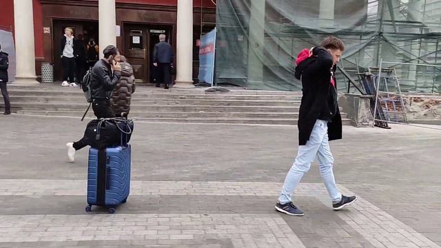 Чемодан преследует человека! Спасения нет! смотреть онлайн