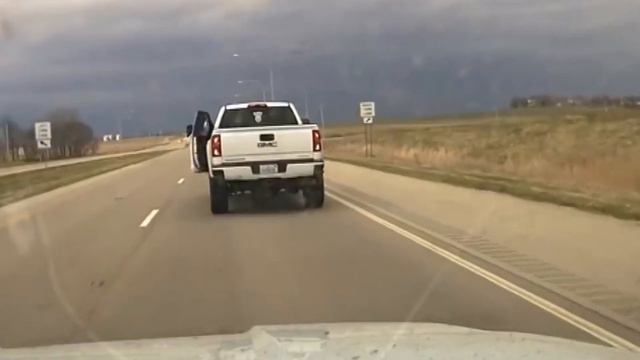 Погоня за пикапом в пустыне смотреть онлайн