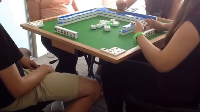 Playing Chinese Mahjong смотреть онлайн