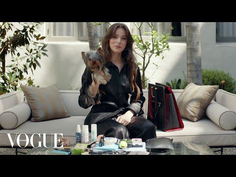 Что в сумке у Хейли Стайнфелд? | Vogue Россия смотреть онлайн