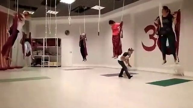 Йога в гамаках, веселая) смотреть онлайн