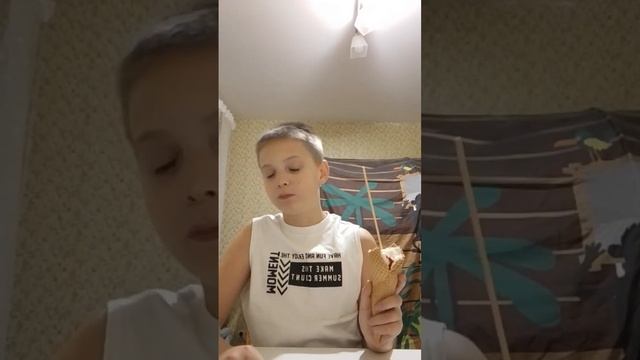 Рассказываю свою жизненную историю (плюс пробую мороженое!) смотреть онлайн