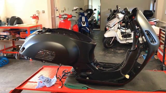 Vespa GTS 300 repair after an crash смотреть онлайн