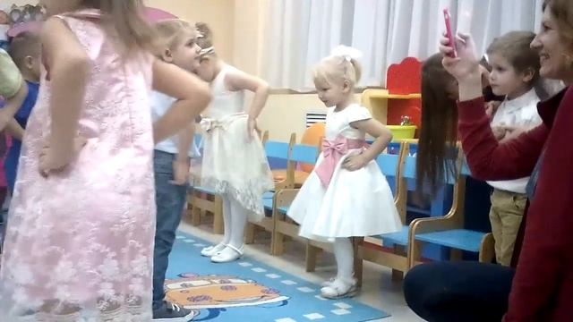 Танец Ксюши. смотреть онлайн