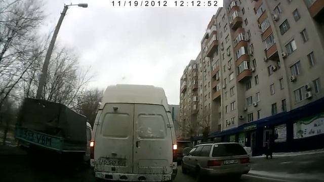 Объезд пробки 26 автобусом по тратуару