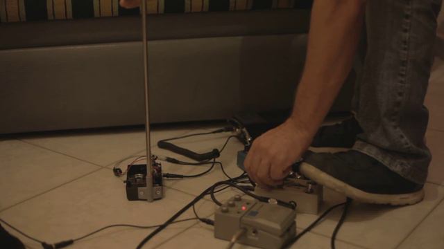 Theremin vs Guitar Pedal vs My Father смотреть онлайн