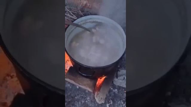 Бойцы ВС РФ из Дагестана готовят традиционный аварский хинкал. смотреть онлайн