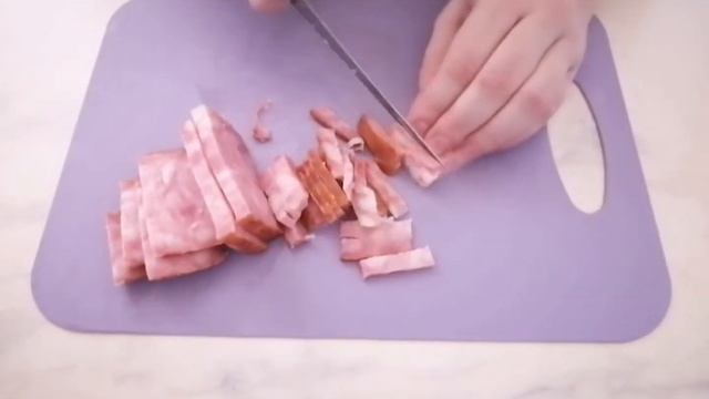 Салат с яичным блинчиком, колбасой и огурцом. Сытный и вкусный. смотреть онлайн