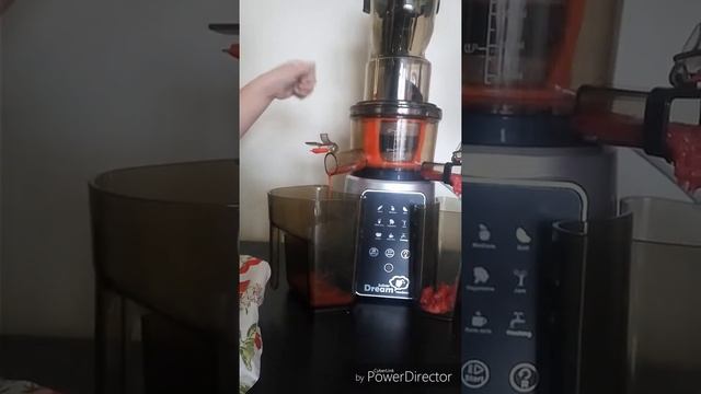 Сок из клубники с помощью шнековой соковыжималки rawmid Dream modern JDM-80 смотреть онлайн