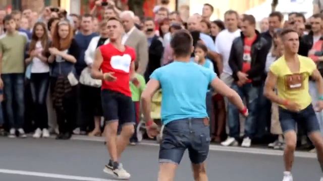 Танцы на улице  круто!