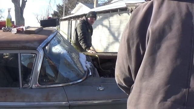 1959 ford custom 300 First start after sitting outside for 46 years Cold start смотреть онлайн